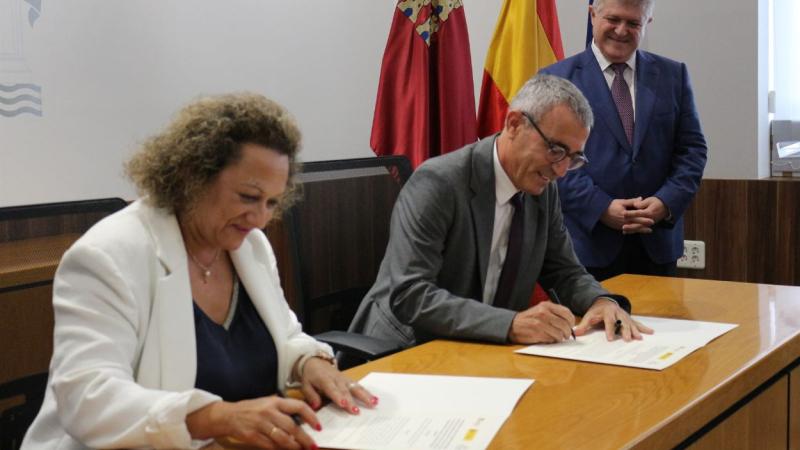 La presidenta de la Autoridad Portuaria de Cartagena, Yolanda Muñoz, junto al director del SEPES. EP.