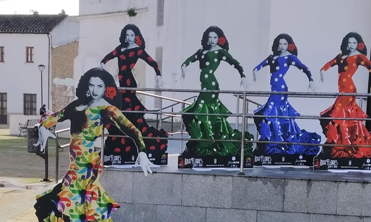 Imágenes de 'La Faraona' colocadas a las puertas del futuro Museo de Lola Flores en Jerez de la Frontera. EP.