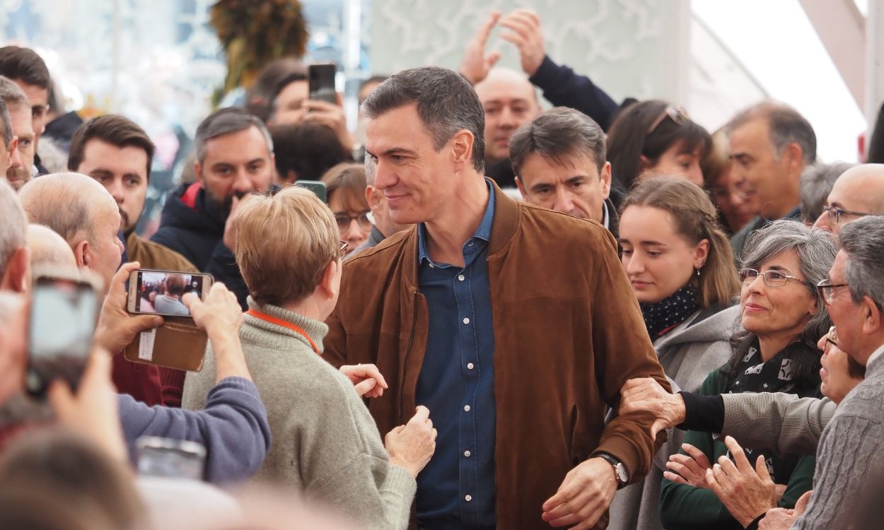 El secretario general del PSOE y presidente del Gobierno, Pedro Sánchez, saluda a su llegada a un acto de presentación de candidatos a las elecciones municipales en Valladolid. EP