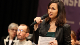 La secretaria general de Podemos y ministra de Derechos Sociales y Agenda 2030, Ione Belarra, participa en un acto de la ruta 'La fuerza que transforma', en el Centro Cívico Río Ebro, a 21 de enero de 2023, en Zaragoza. EP.