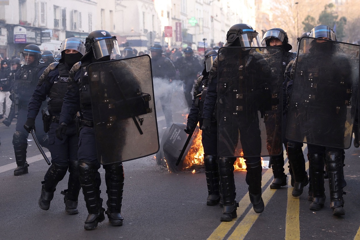 Agentes de la policía francesa durante la manifestación de este sábado en París. EP.