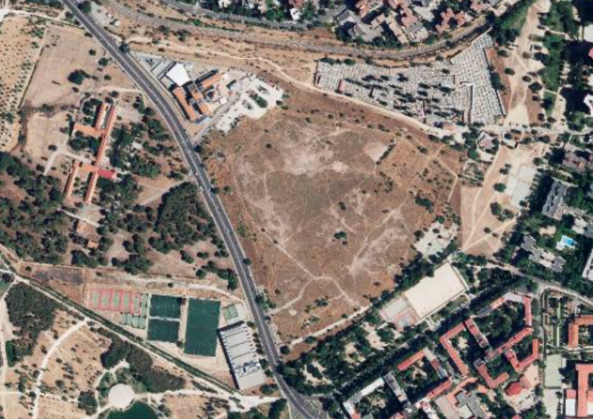 Un icónico edificio como la cárcel de Carabanchel se redujo a este descampado a pesar de las propuestas vecinales para reutilizarlo con fines educativos. Un icónico edificio como la cárcel de Carabanchel se redujo a este descampado a pesar de las propuestas vecinales para reutilizarlo con fines educativos.