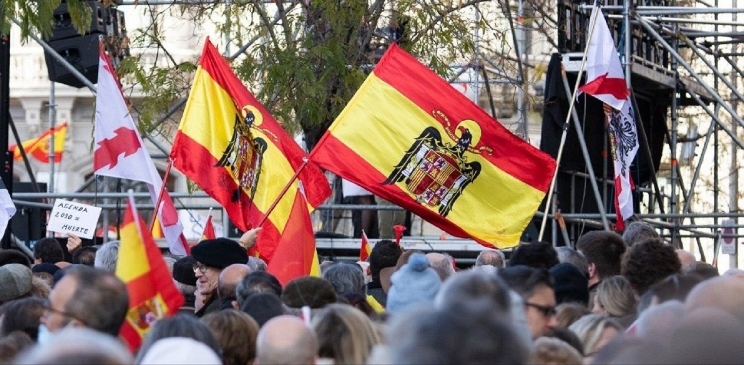 Banderas franquistas durante la manifestación de este sábado en Madrid contra el Gobierno. Twitter.