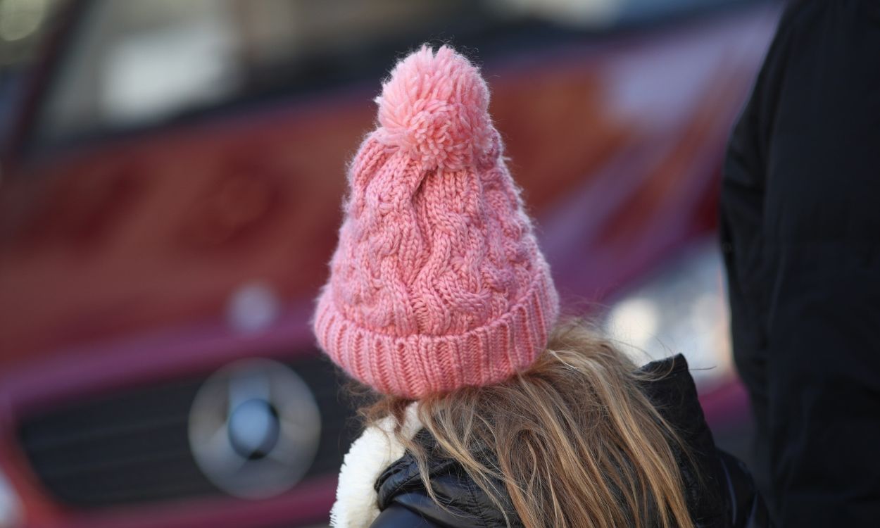 Persona con gorro para abrigarse del frío por las bajas temperaturas