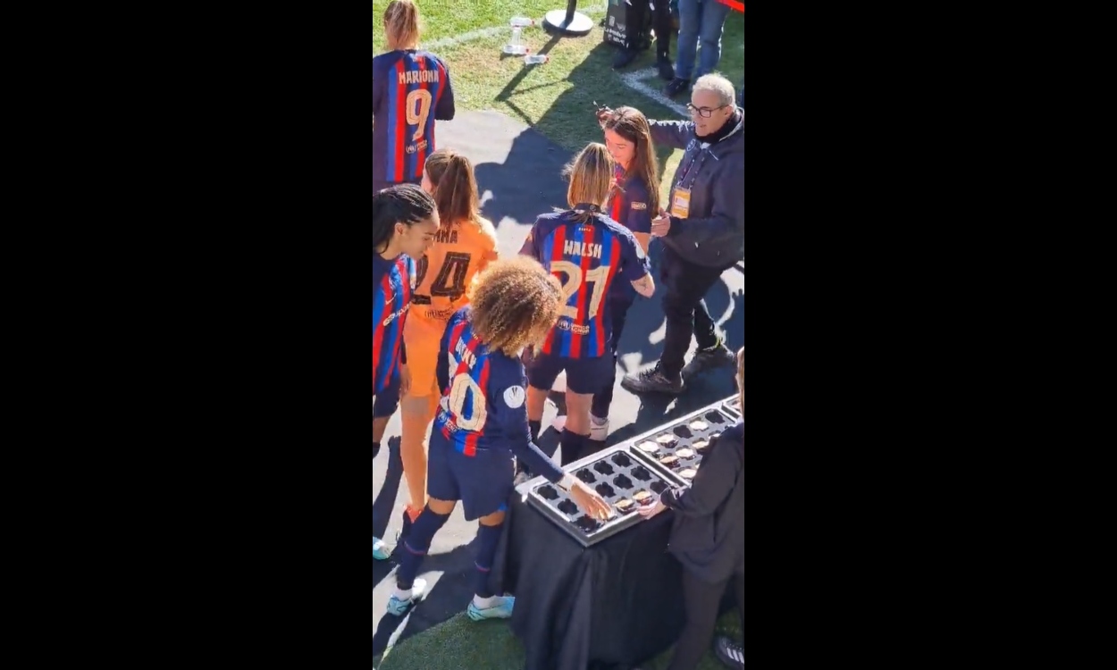 Las jugadoras del FC Barcelona se colgaron a ellas mismas las medallas de campeonas. Twitter.