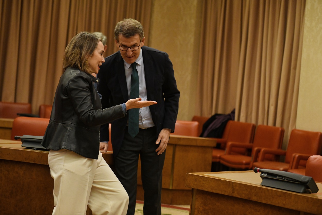 Cuca Gamarra y Alberto Núñez Feijóo durante la clausura de la jornada parlamentaria ‘Garantías del Estado de Derecho’. EP.