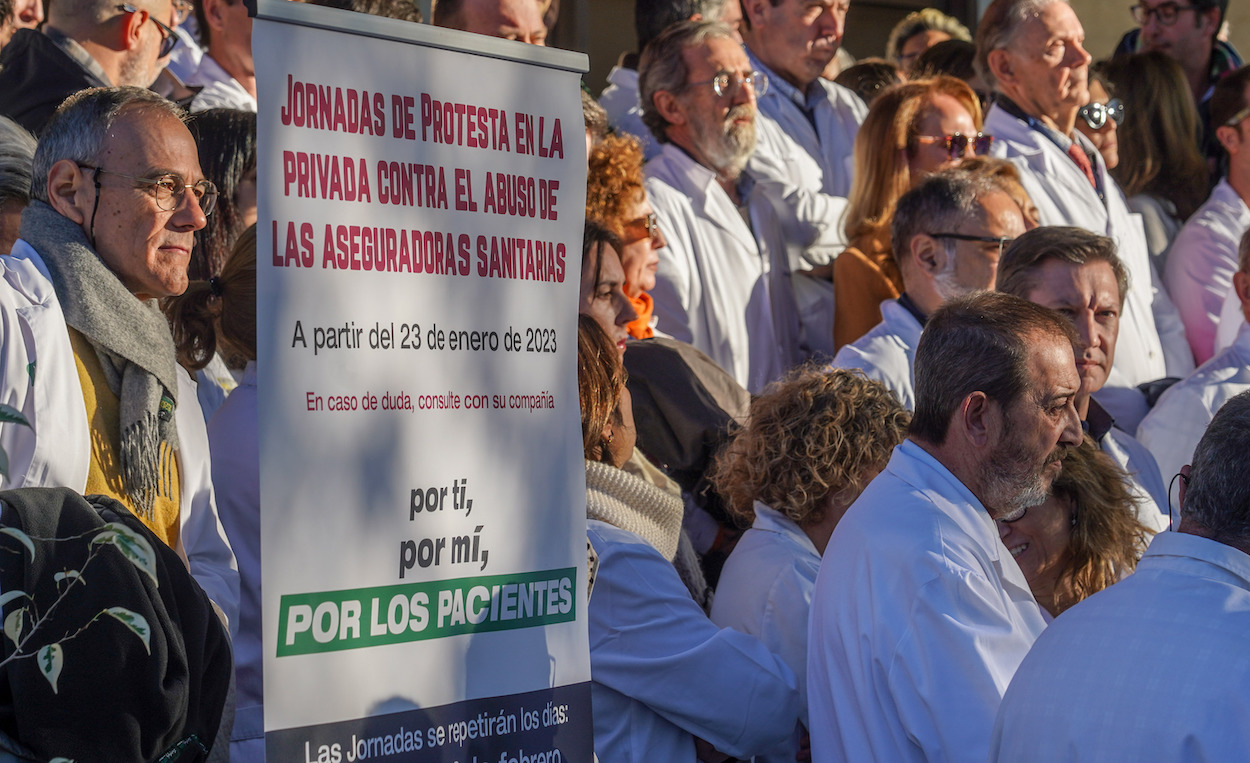 Protesta de médicos de la sanidad privada contra el abuso de aseguradoras sanitarias, hoy ante la sede del Colegio de Médicos de Sevilla. EDUARDO BRIONES/EP