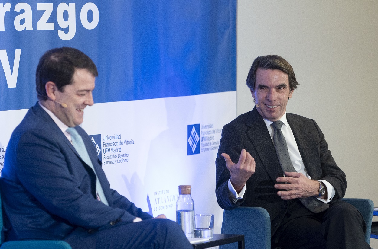 El presidente de la Junta de Castilla y León, Alfonso Fernández Mañueco (i), y el expresidente del Gobierno y presidente del Instituto Atlántico de Gobierno, IADG, José María Aznar (d). EP.