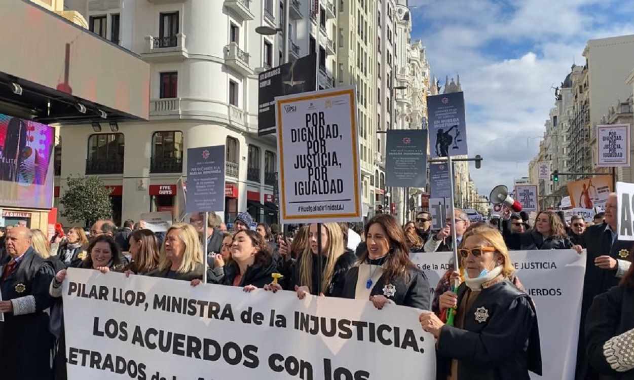 Letrados judiciales salen a la calle para pedir mejoras salariales e inician una huelga indefinida. ElPlural