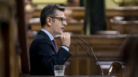 El ministro de la Presidencia, Félix Bolaños, interviene durante una sesión plenaria en el Congreso de los Diputados