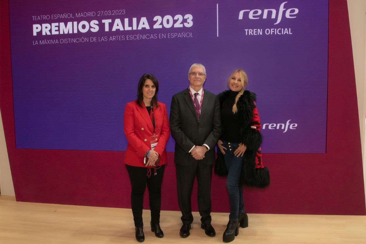 Sonia Araujo, directora general de Renfe Viajeros; Isaías Táboas, presidente de Renfe y Cayetana Guillén Cuervo durante la firma del acuerdo