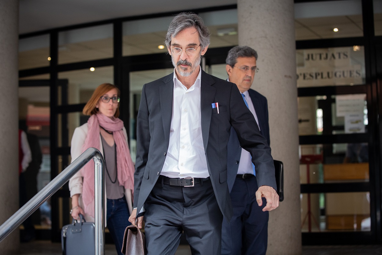 Cristobal Martell, abogado de Dani Alves, saliendo de los juzgados de Esplugues de Llobregat. EP.