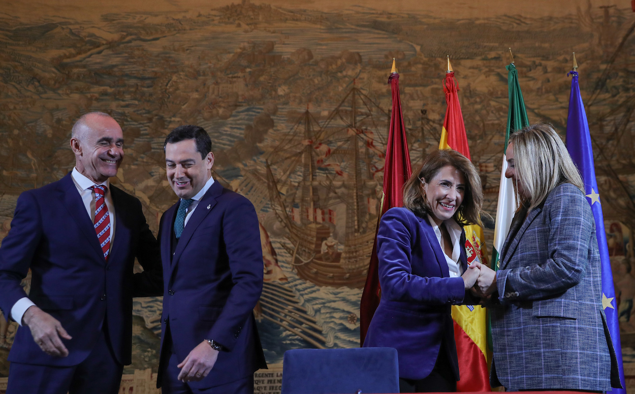 El alcalde de Sevilla, Antonio Muñoz; el presidente andaluz, Juan Manuel Moreno; la ministra de Transportes, Raquel Sánchez; y la consejera de Fomento, Marifrán Carazo, tras la firma del convenio del Metro. MARÍA JESÚS LÓPEZ/EP