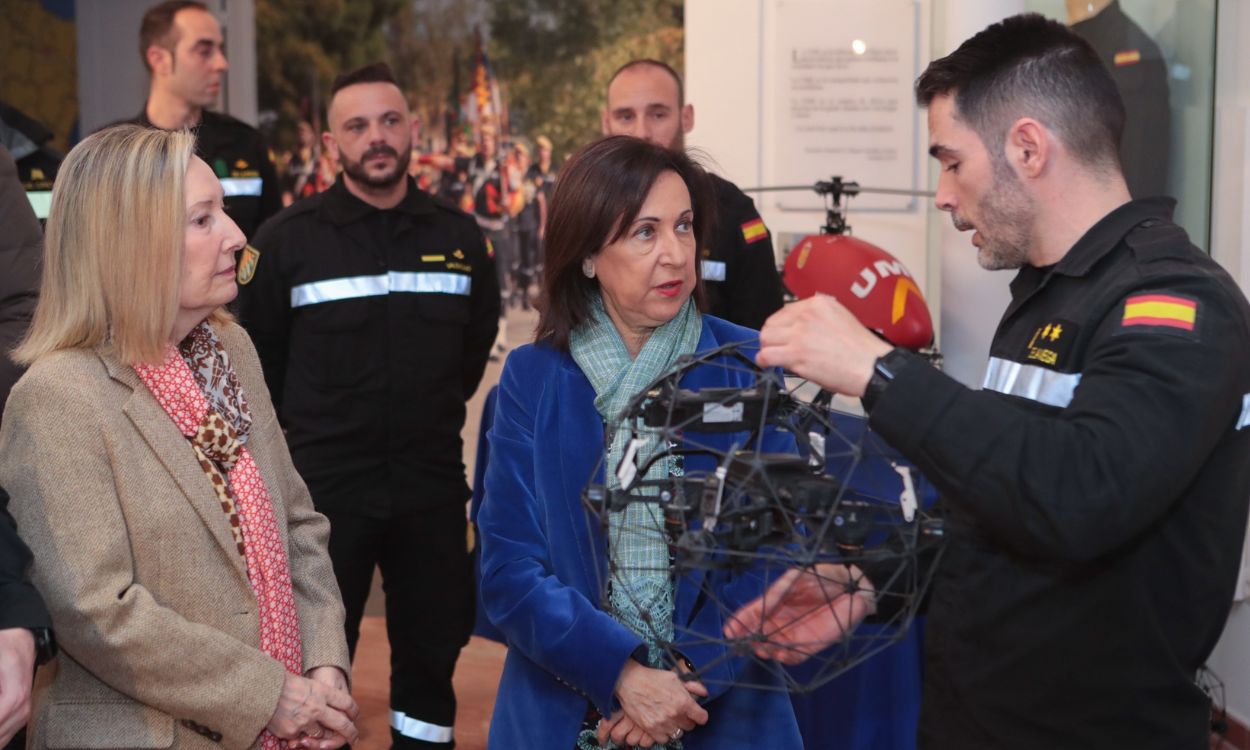 La ministra de Defensa, Margarita Robles, asiste a la presentación de la unidad de drones de la Unidad Militar de Emergencias (UME)