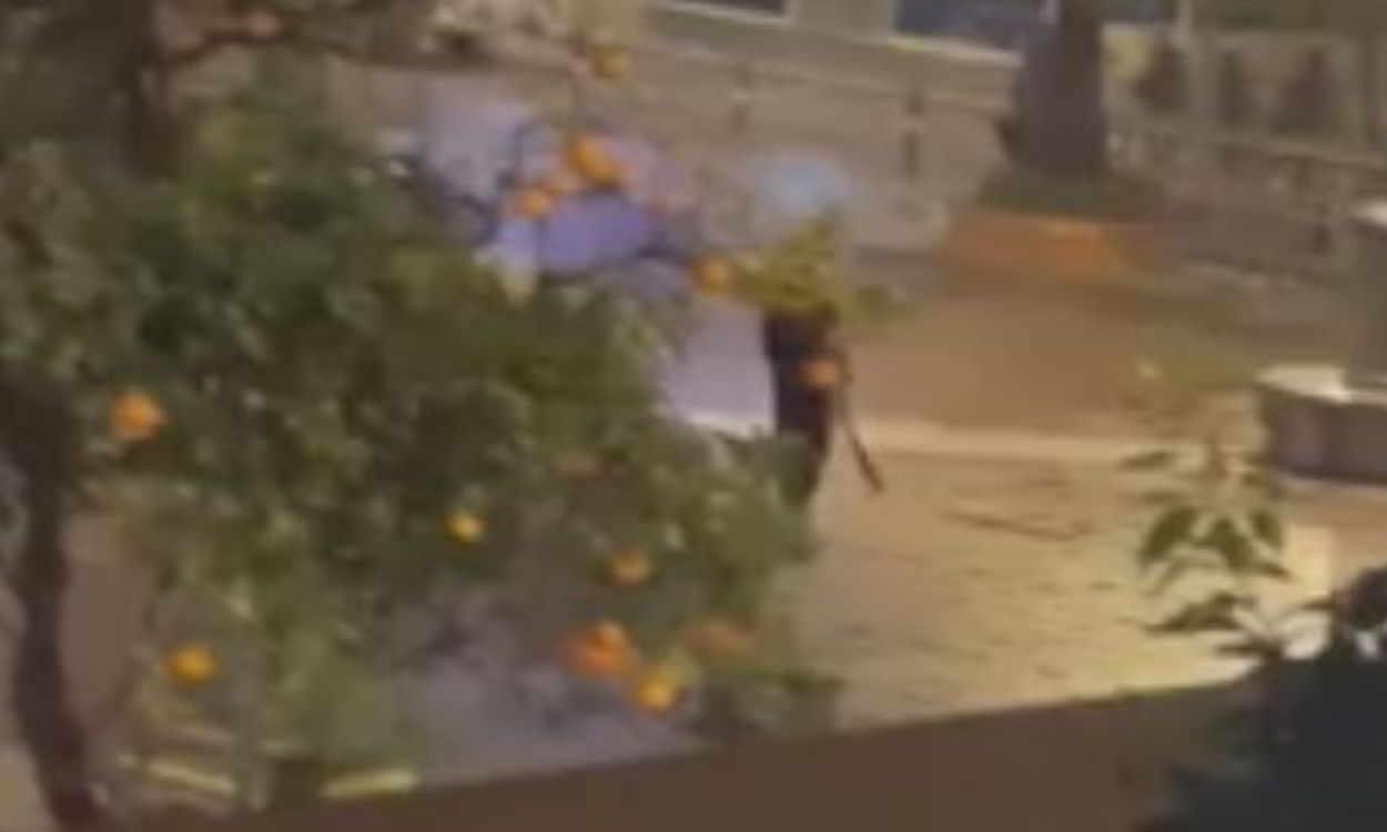 Imagen del yihadista, machete en mano, tras asesinar al clérigo en Algeciras