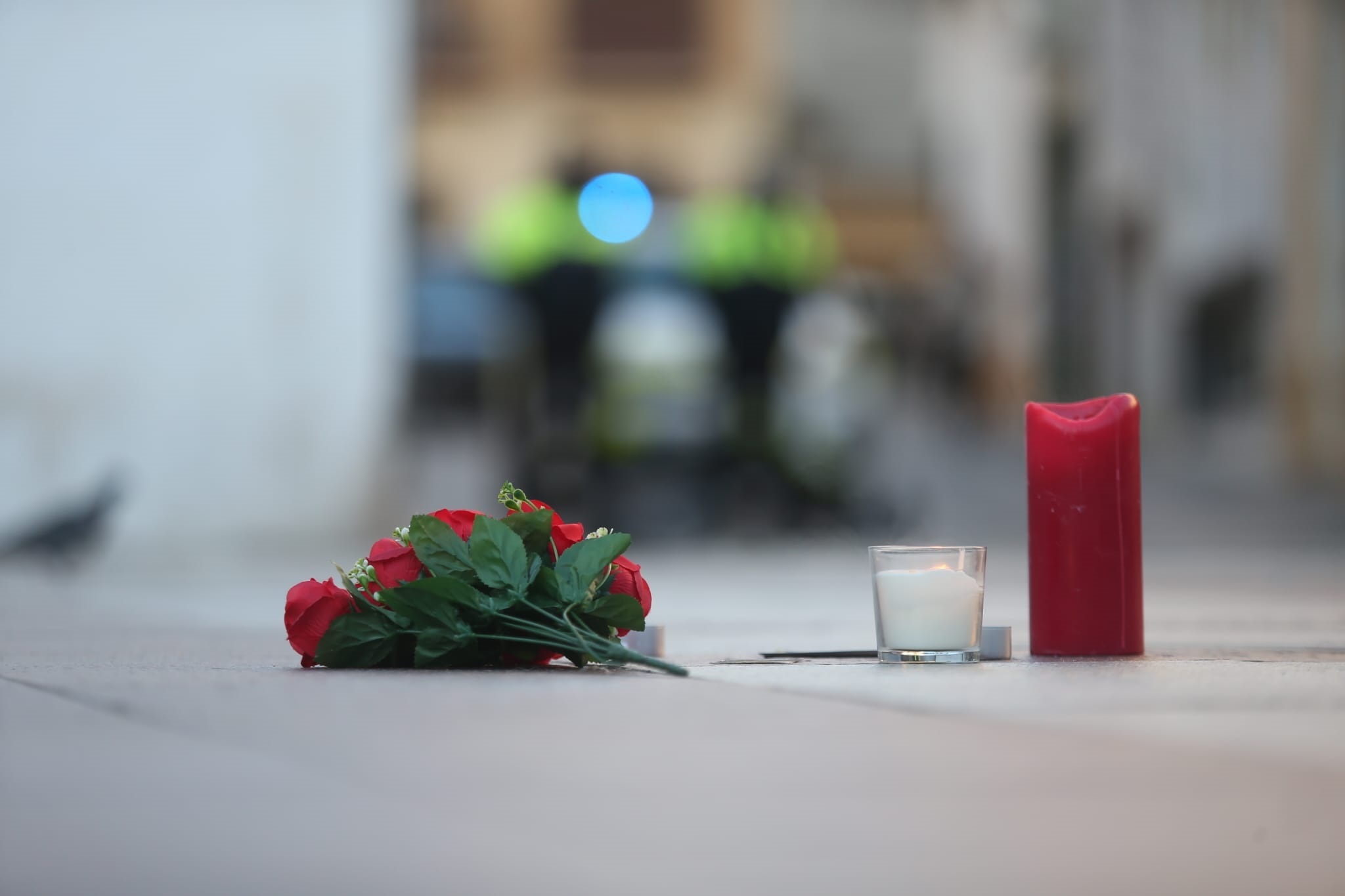 Flores y velas dejadas en la plaza en la que ha sido asesinado un sacristán de la Iglesia de La Palma, en Algeciras (Cádiz)