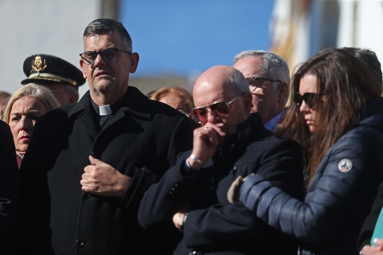 Vecinos de Algeciras guardan un minuto de silencio por el asesinato terrorista ocurrido ayer en la ciudad donde un ciudadano marroquí ha asesinado a un sacristán y ha causado heridas a un clérigo. NONO RICO/EP