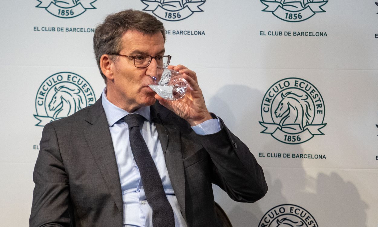 El presidente del Partido Popular, Alberto Núñez Feijóo, bebe agua durante un coloquio, a 26 de enero de 2023, en Barcelona, Cataluña (España).