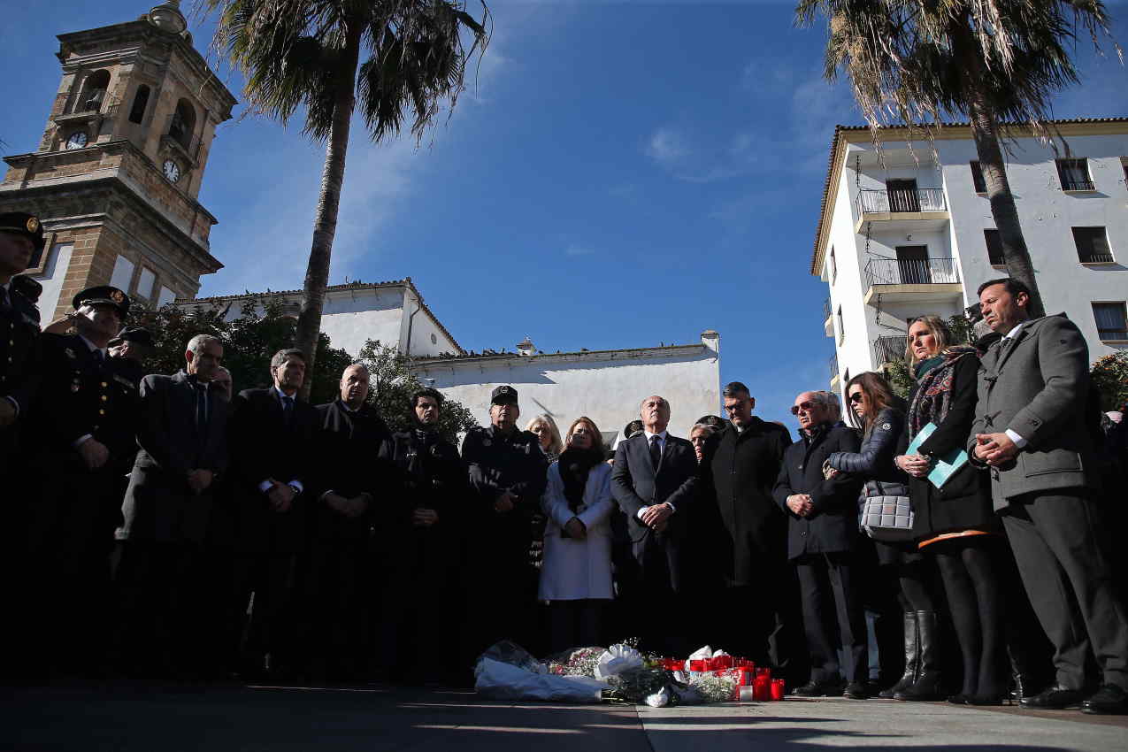 Una multitud de vecinos guarda un minuto de silencio por el ataque terrorista.EP