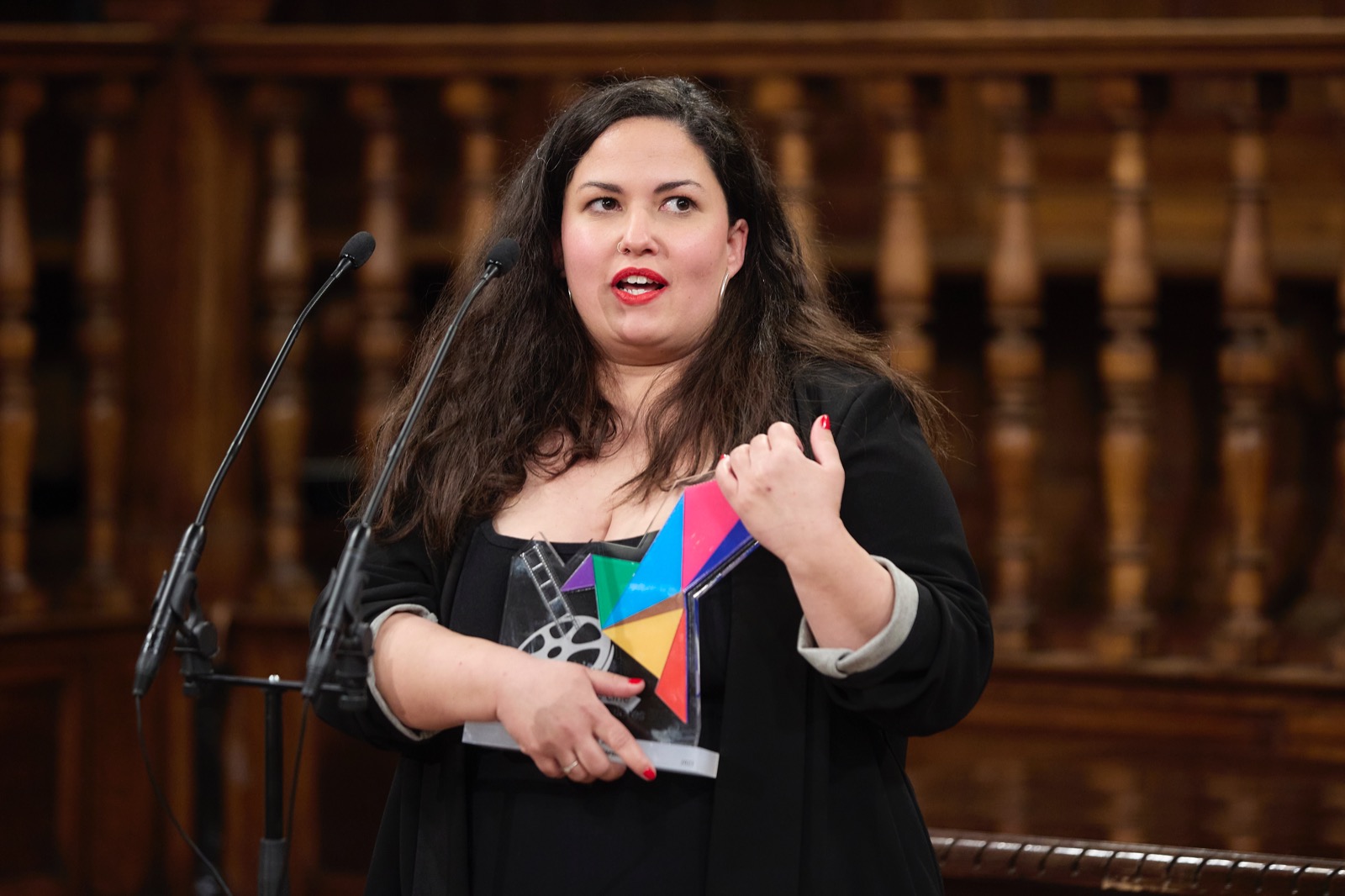 La actriz Laura Galán con el Premio Cygnus a Mejor Actriz. Imagen de Hayeda Cultura.