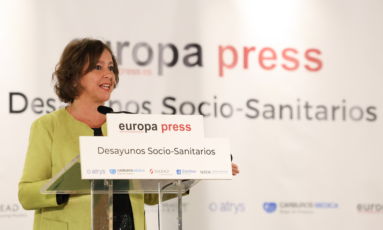 La consejera andaluza de Salud, Catalina García Carrasco, interviene durante un desayuno socio-sanitario de Europa Press. MARTA FERNÁNDEZ/EP