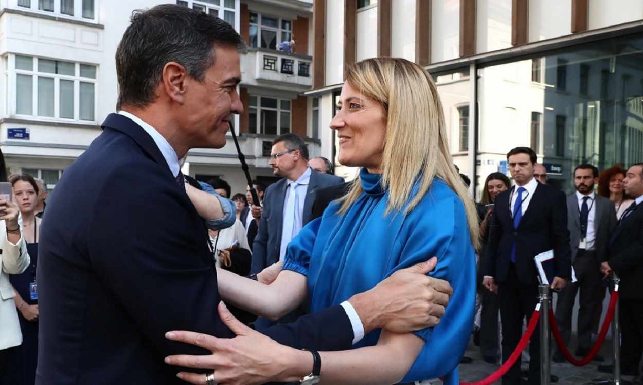 Roberta Metsola, presidenta del Parlamento Europeo, junto a Pedro Sánchez. EP