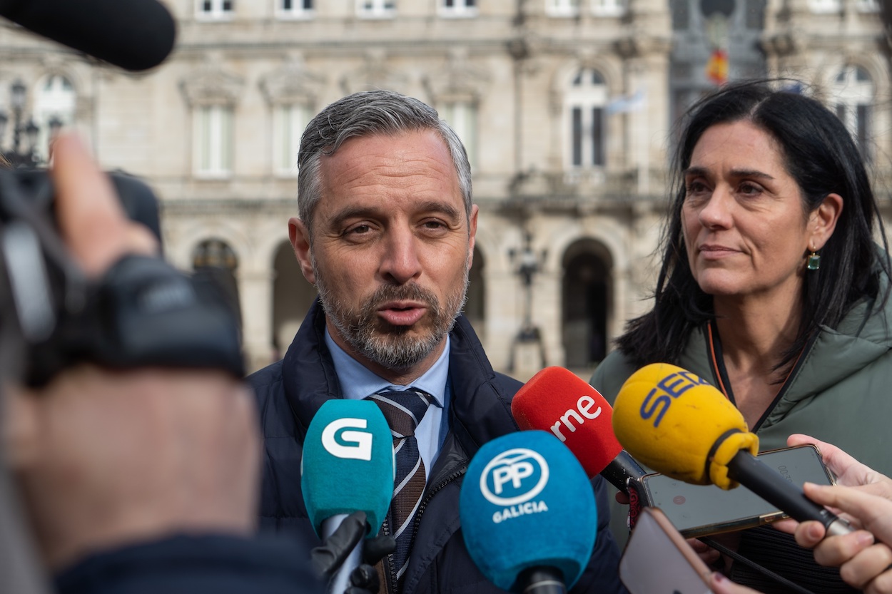 El vicesecretario de Economía del PP, Juan Bravo, junto a la secretaria general del PPdeG, Paula Prado.