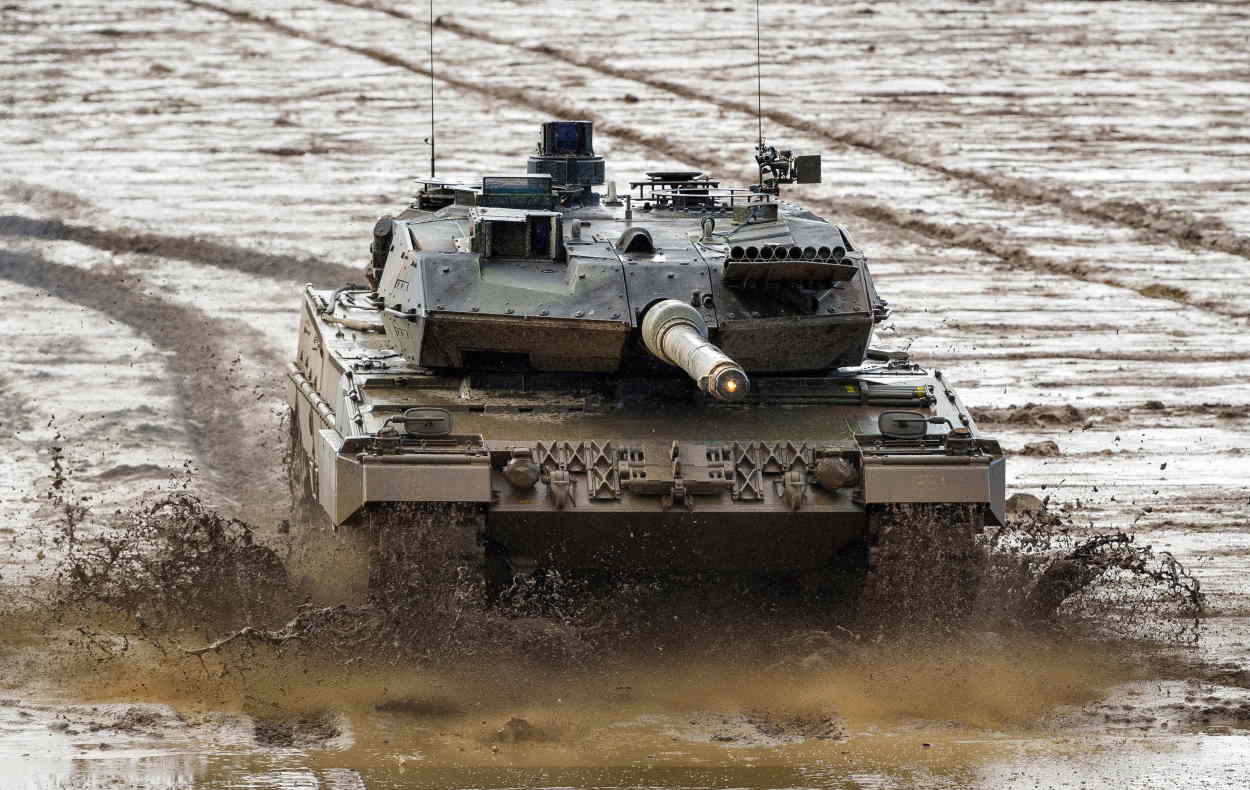 Un tanque Leopard alemán realizando pruebas. EP