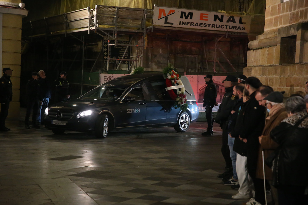 El féretro de Diego Valencia, el sacristán asesinado en Algeciras, llega a la Iglesia de Nuestra Señora de La Palma, donde se ha instalado la capilla ardiente. NONO RICO/EP