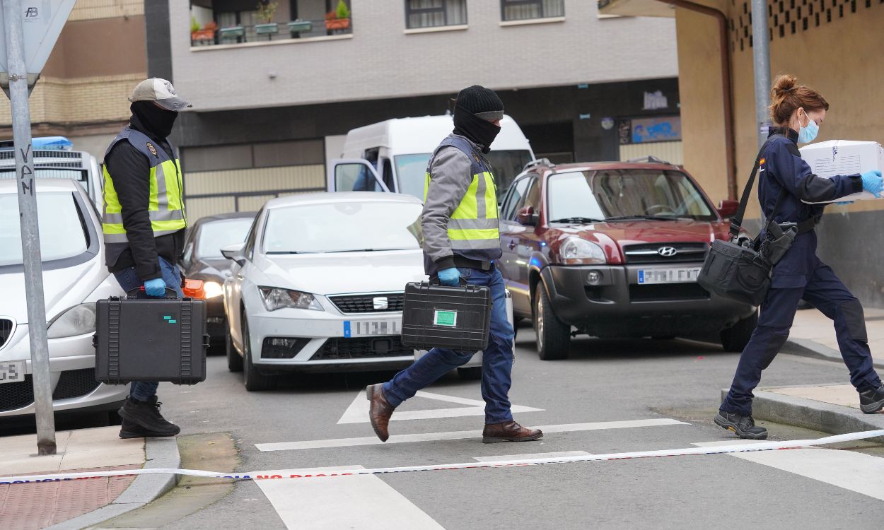 La policía incauta los objetos personales del detenido por las cartas explosivas de su domicilio. EP.