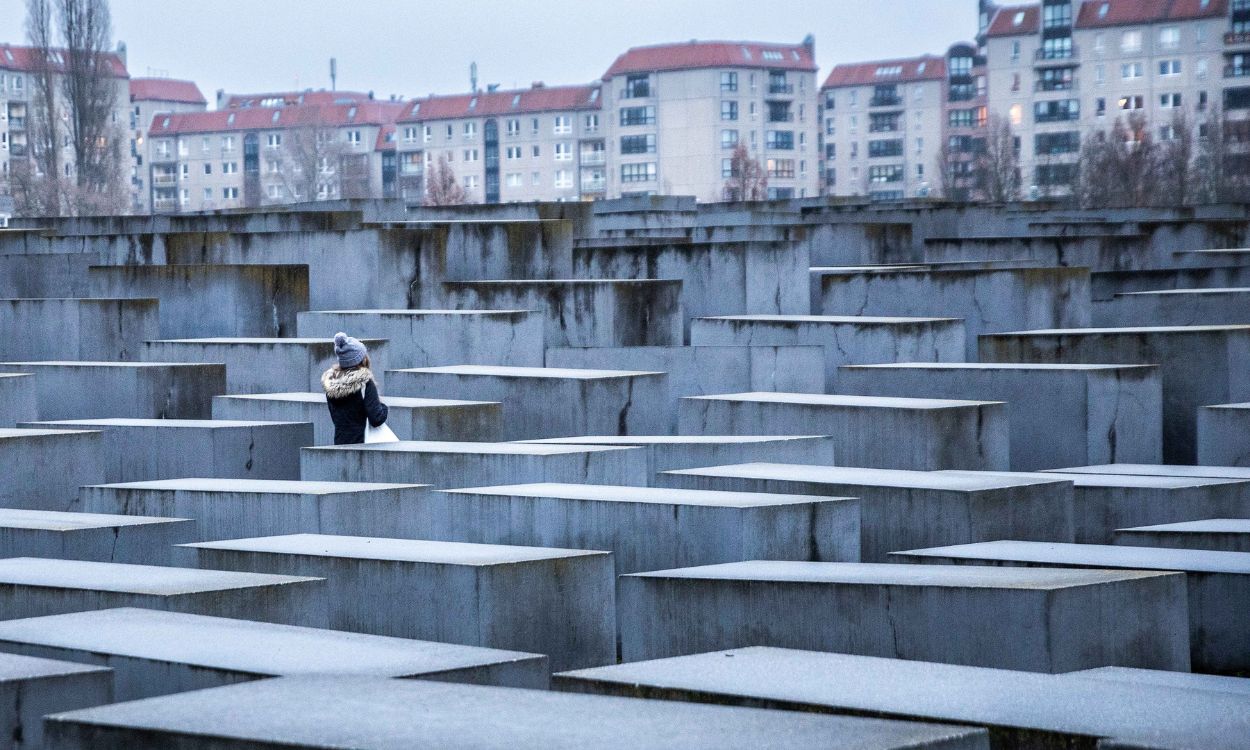 Una mujer camina en el Monumento en memoria a las víctimas del Holocausto en Berlín (Alemania). EP.