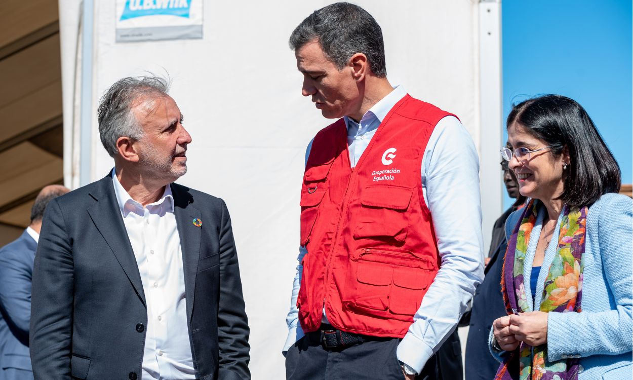 El presidente de Canarias, Ángel Víctor Torres; el presidente del Gobierno, Pedro Sánchez y la ministra de Sanidad, Carolina Darias en Las Palmas de Gran Canaria. EP.