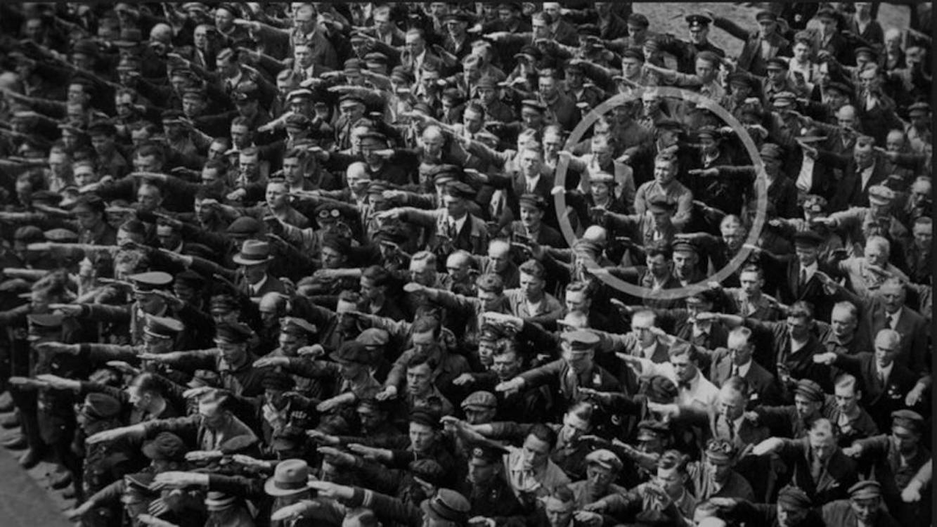 La famosa foto del alemán que se negó a saludar a Hitler