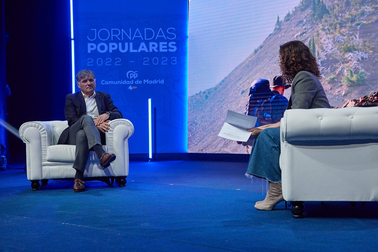 La presidenta de la Comunidad de Madrid, Isabel Díaz Ayuso, conversa con el entrenador de tenis Toni Nadal en un coloquio organizado por el Partido Popular. EP.