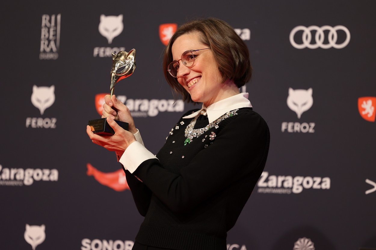 La directora de cine Carla Simón posa en el photocall tras recibir el premio a 'Mejor dirección'. EP.