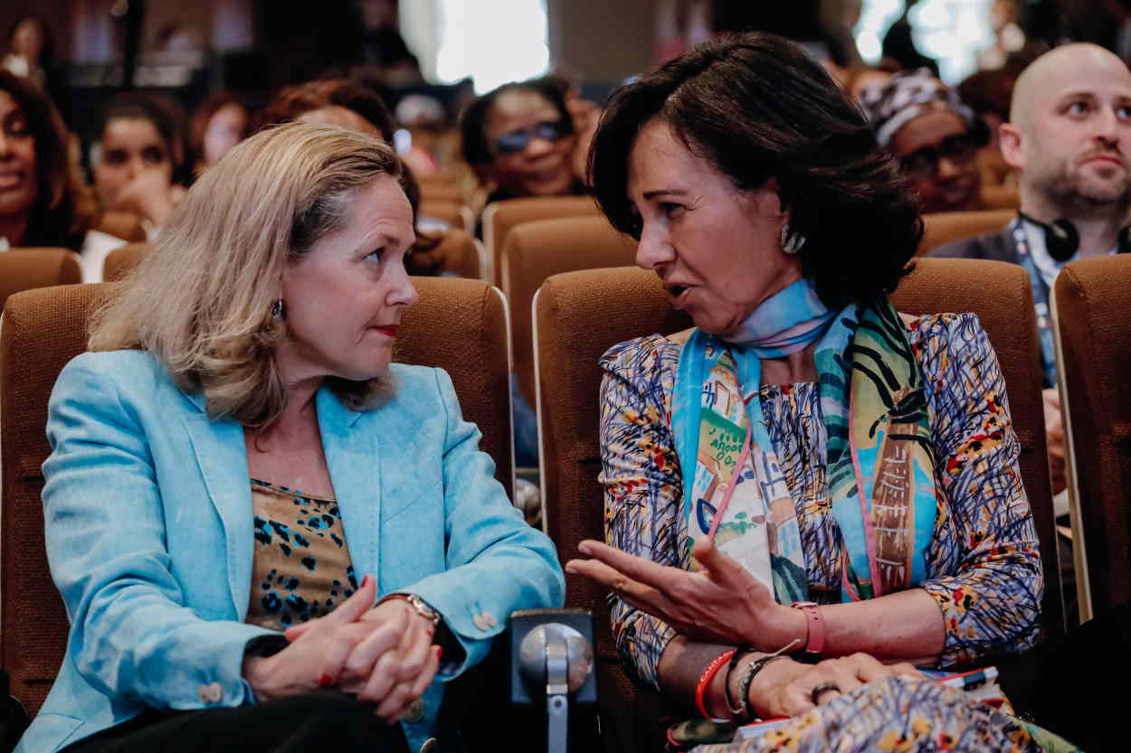 La ministra de Asuntos Económicos, Nadia Calviño, y la presidenta de Banco Santander, Ana Botín. EP