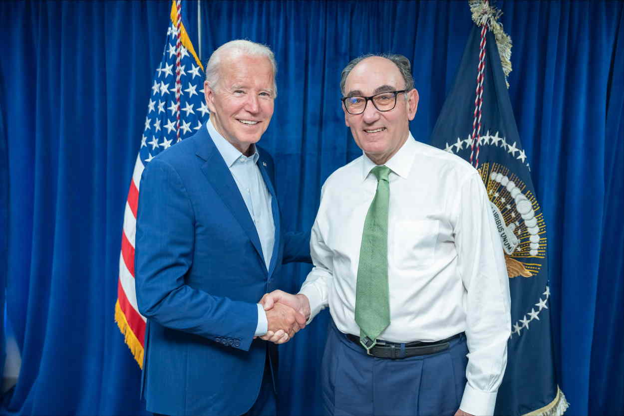 El presidente de EEUU, Joe Biden, le da la mano al presidente de Iberdrola, Ignacio Sánchez Galán