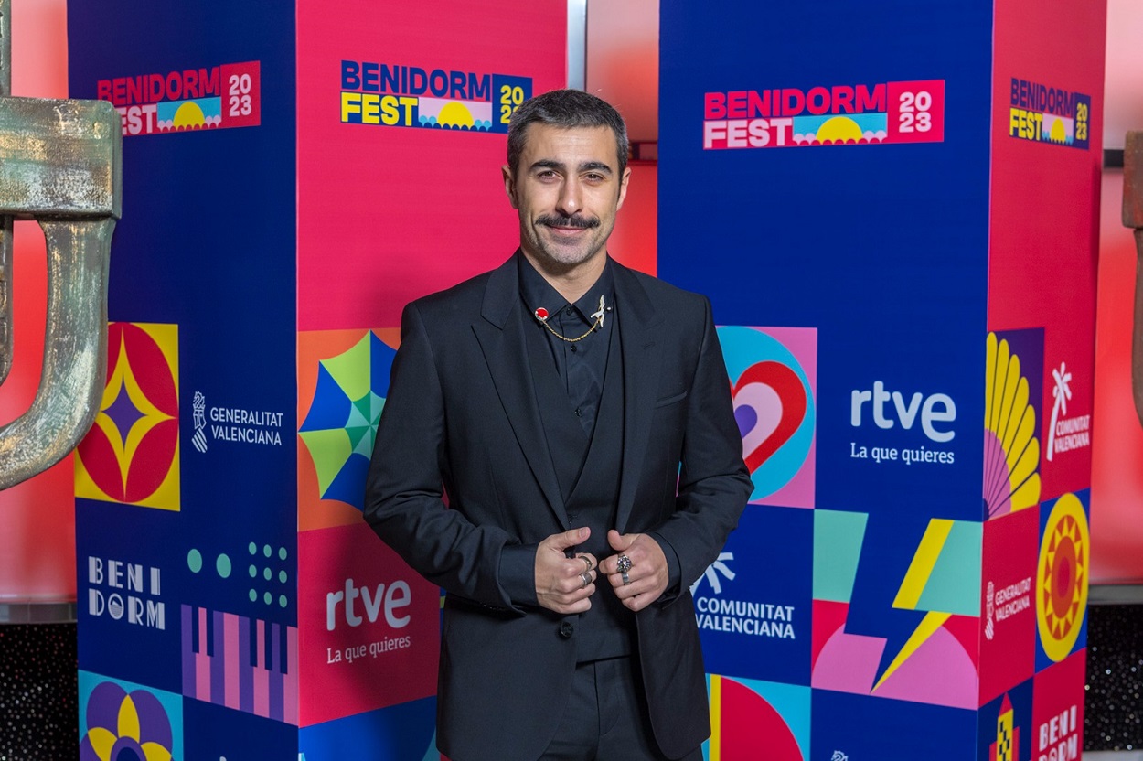 Rayden posa en la alfombra naranja del Benidorm Fest 2023. RTVE.