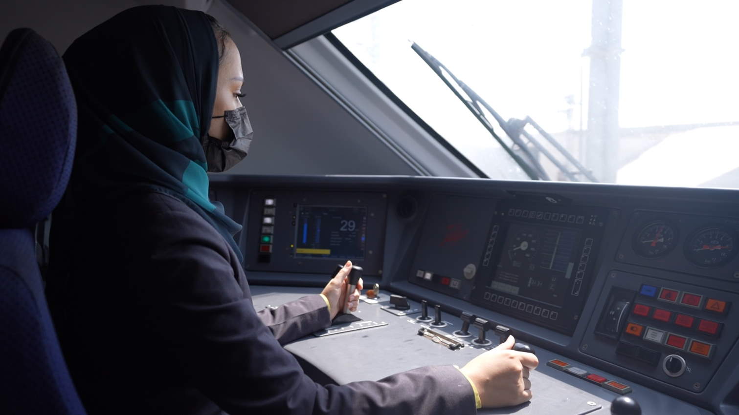 Una de las mujeres maquinistas de origen saudí conduciendo un tren de Renfe.