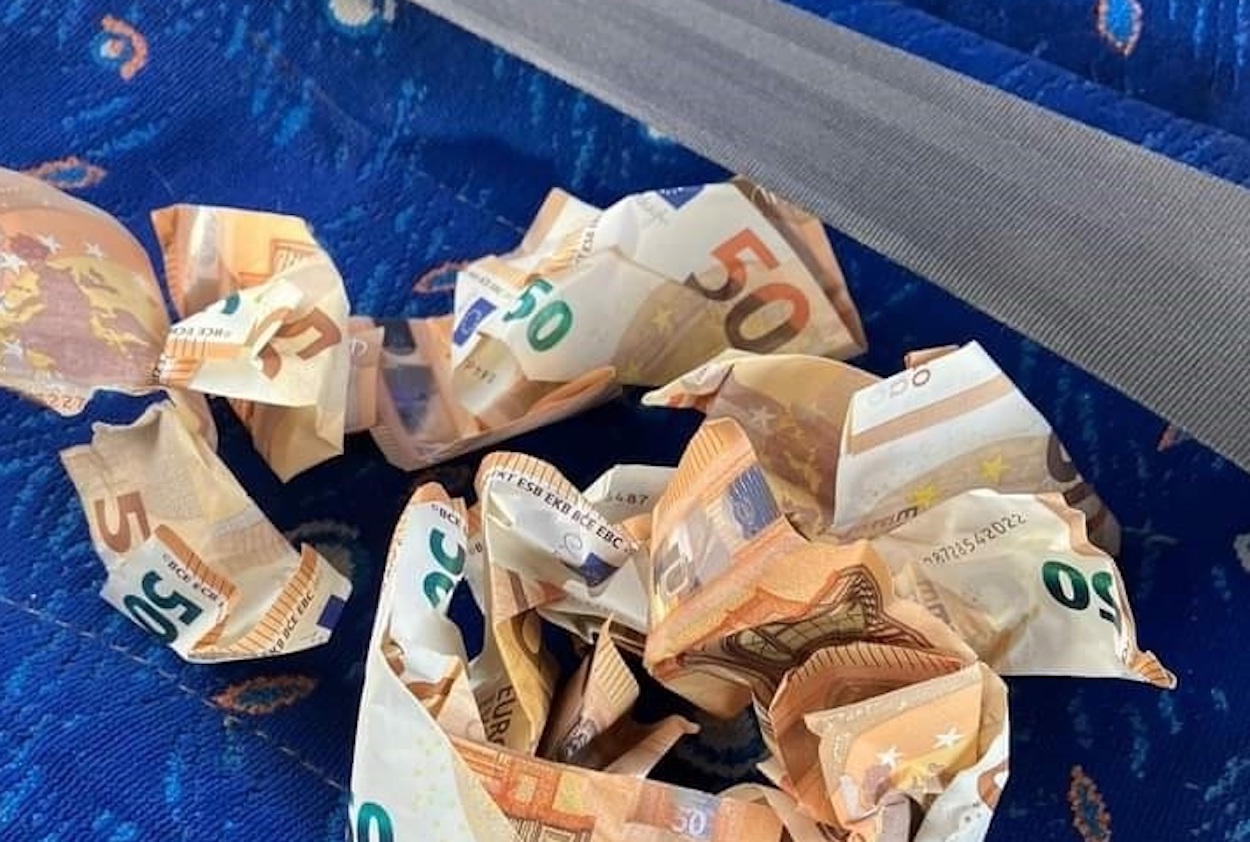  Billetes de 50 euros recogidos de la A-7, ayer en Marbella. TWITTER SOCIALDRIVE 