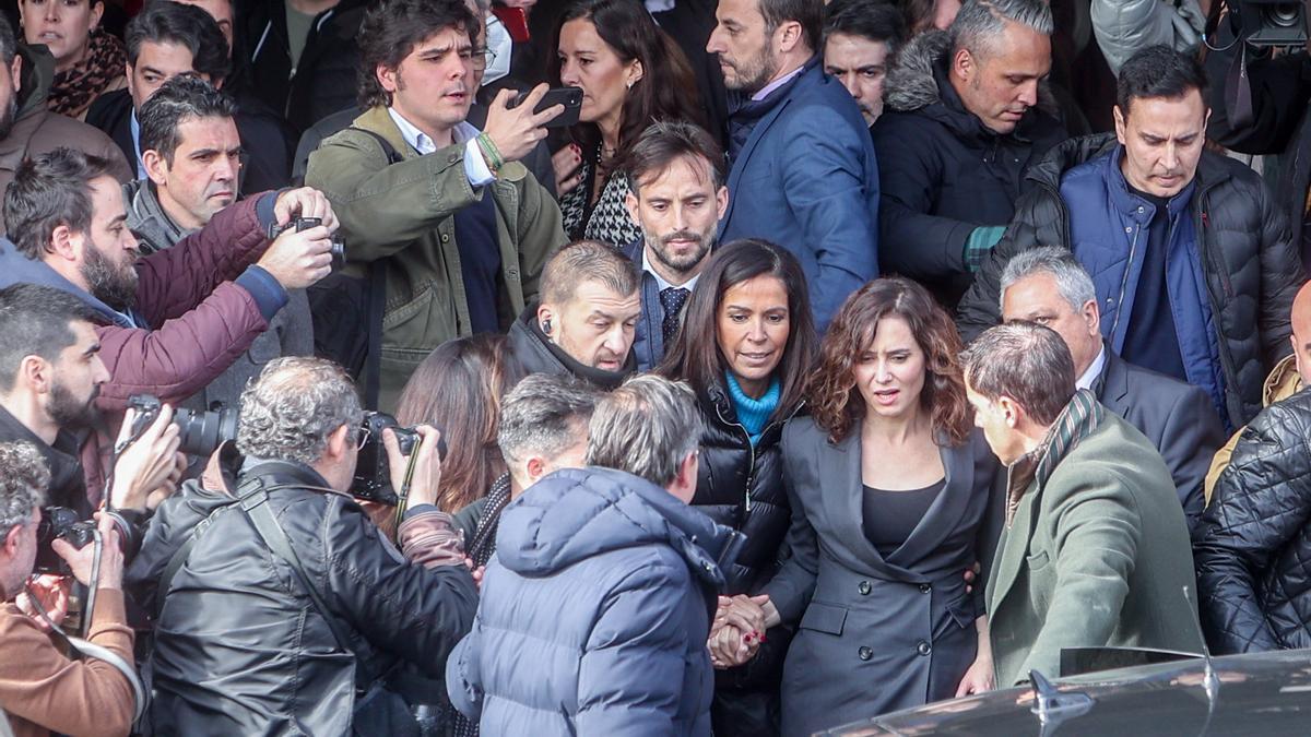 Ayuso sale de la Facultad de Periodismo. EP.