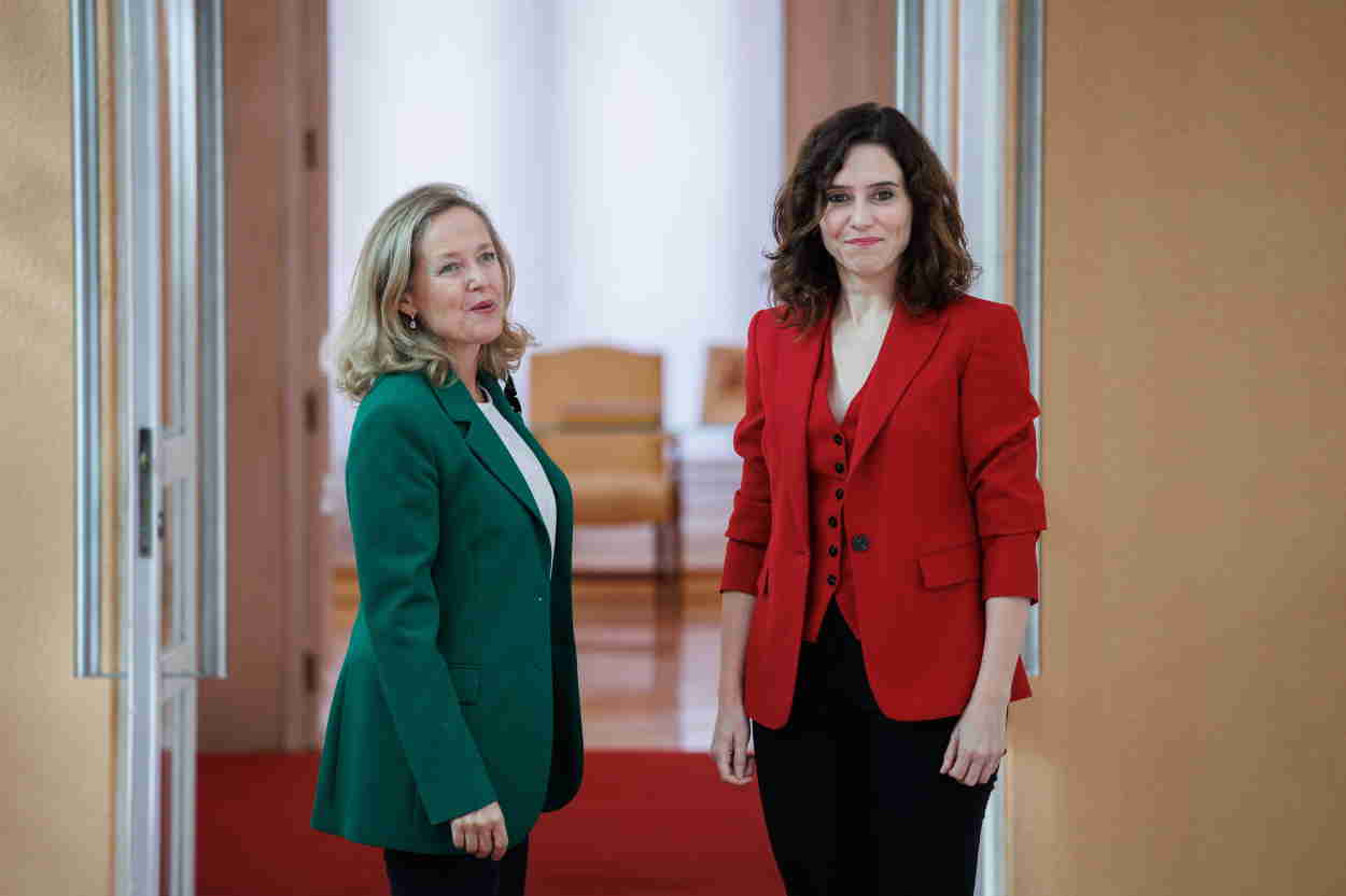 La vicepresidenta primera y ministra de Asuntos Económicos y Transformación Digital, Nadia Calviño, junto con la presidenta de la Comunidad de Madrid, Isabel Díaz Ayuso. EP.