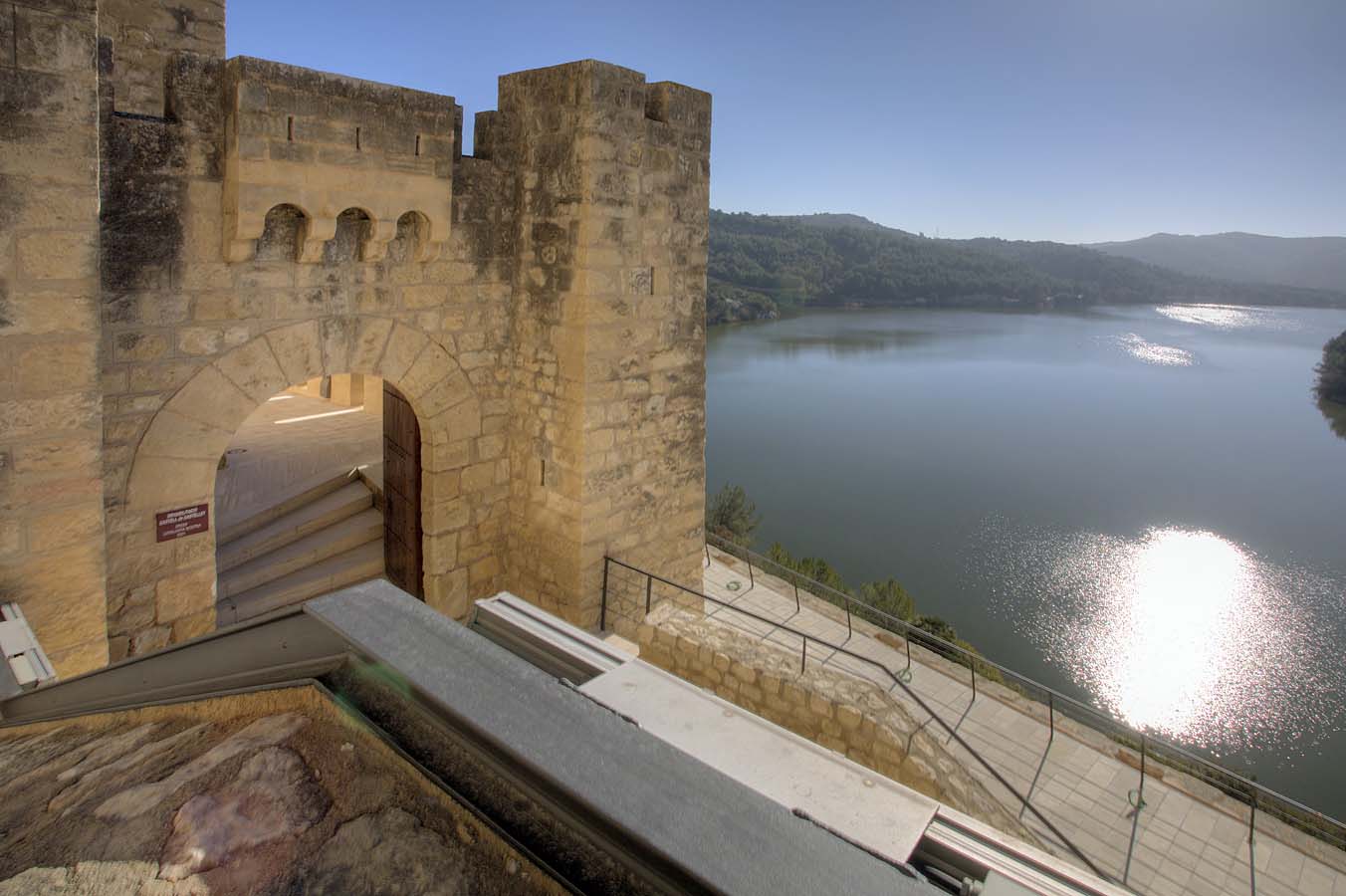 El castillo de Castellet es una fortaleza militar levantada a finales del siglo X y tuvo como misión defender la Marca hispánica de la invasión árabe