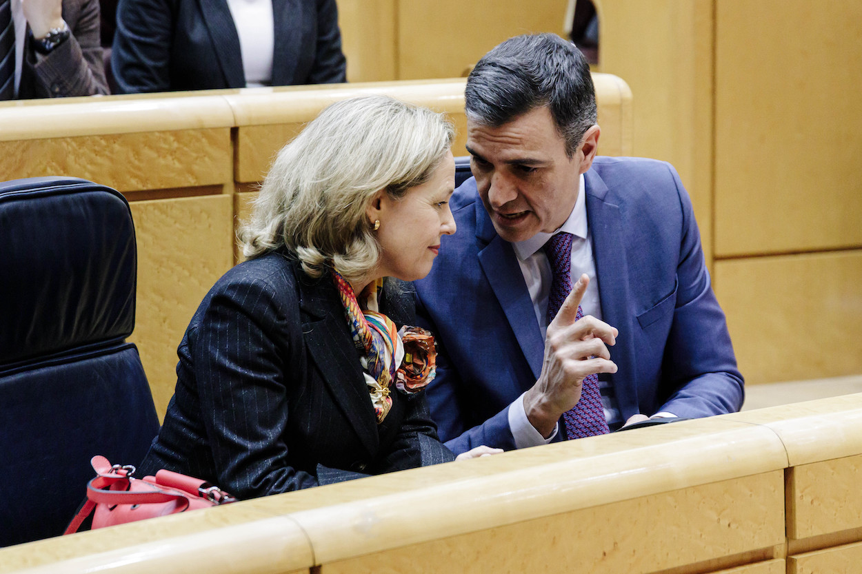 La vicepresidenta primera y ministra de Asuntos Económicos y Transformación Digital, Nadia Calviño, y el presidente del Gobierno, Pedro Sánchez, en un pleno del Senado