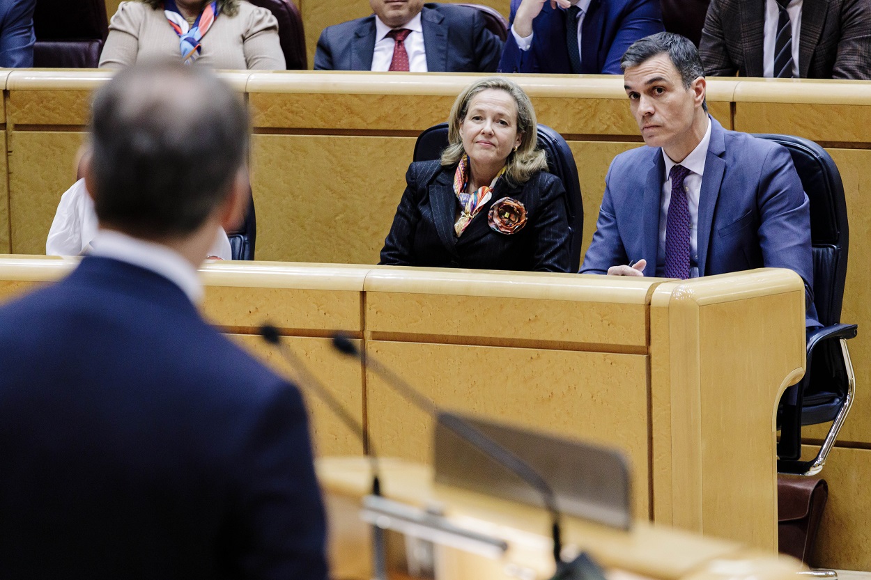 Pedro Sánchez atiende al discurso de Alberto Núñez Feijóo en el Senado. EP.