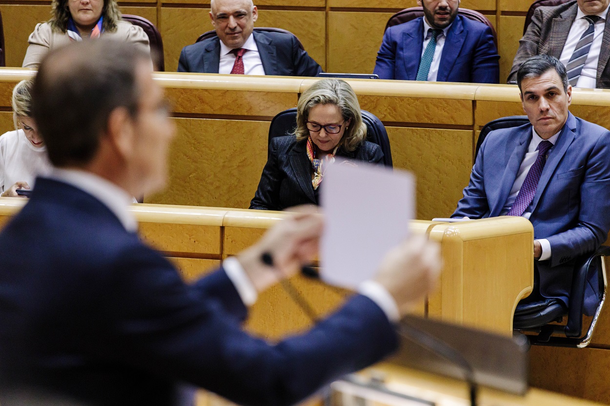 Pedro Sánchez y Alberto Núñez Feijóo durante un cara a cara en el Senado. EP.