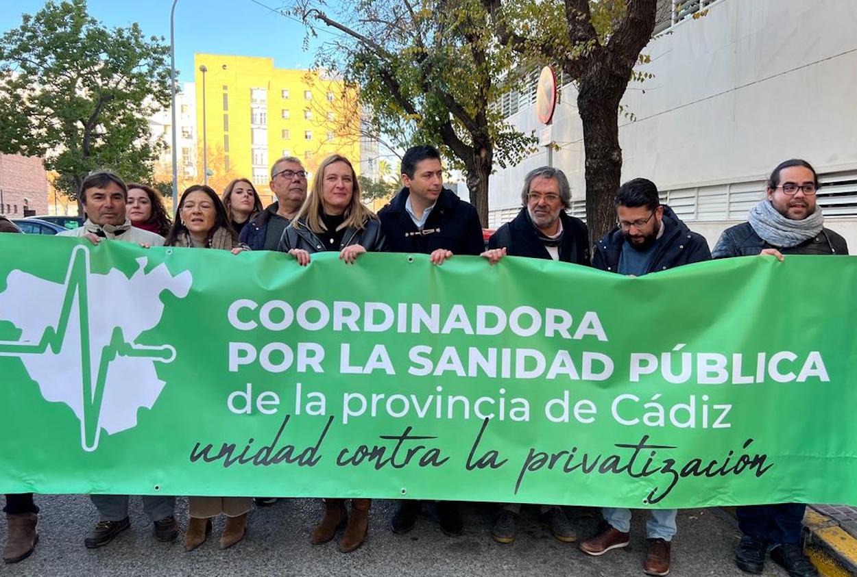 Dirigentes socialistas, ayer en Cádiz en la concentración en defensa de la sanidad pública.