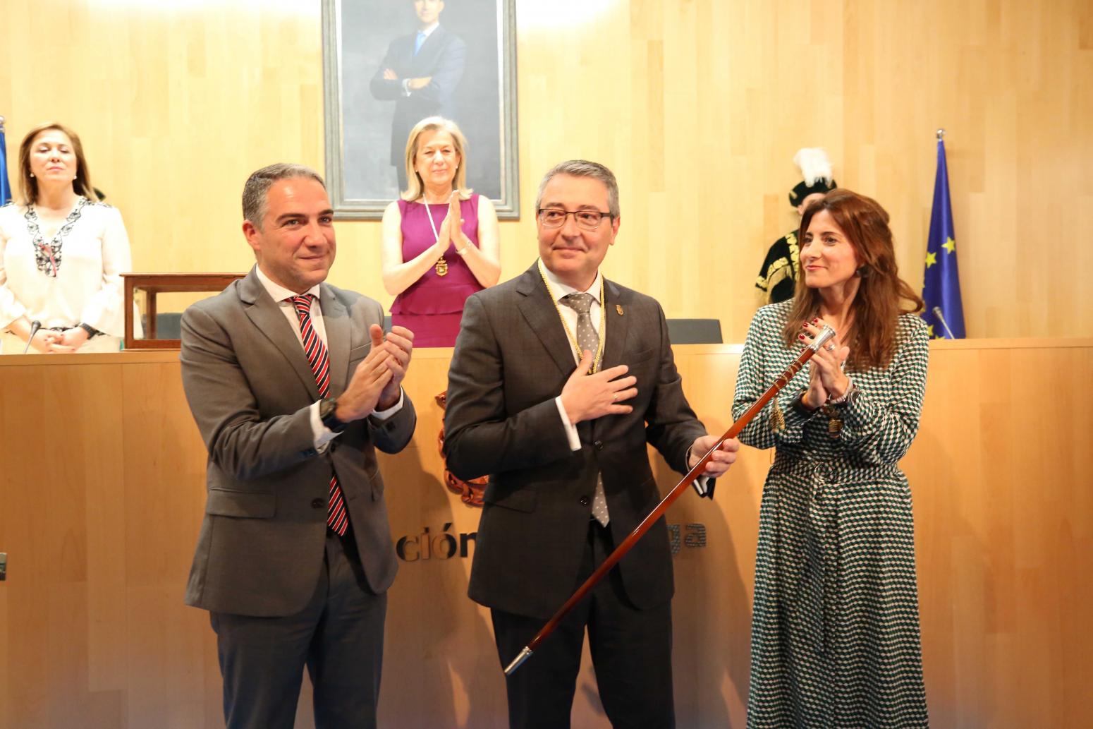 El coordinador general del PP, Elias Bendodo (i), y el presidente de la Diputación de Málaga, Francisco Salado (centro)