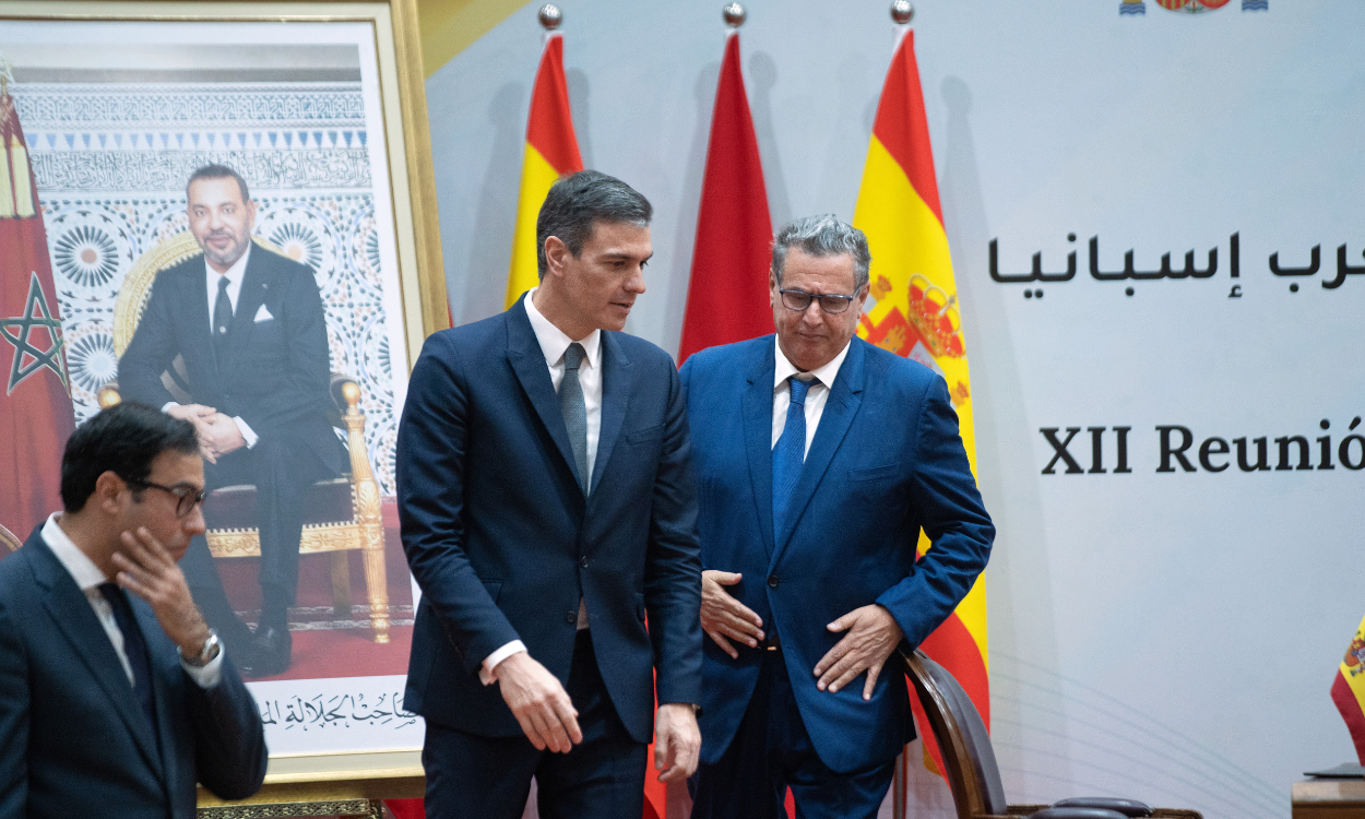 El presidente del Gobierno, Pedro Sánchez (i) y el jefe de Gobierno del Reino de Marruecos, Aziz Akhannouch (d), tras el acto de firma de acuerdos tras la reunión plenaria de la XII Reunión de Alto Nivel Marruecos-España | Europa Press