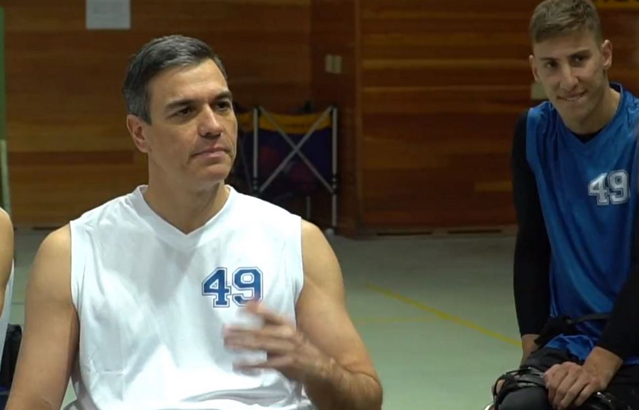 El presidente del Gobierno, Pedro Sánchez, disputa un partido de baloncesto sobre ruedas. Twitter.